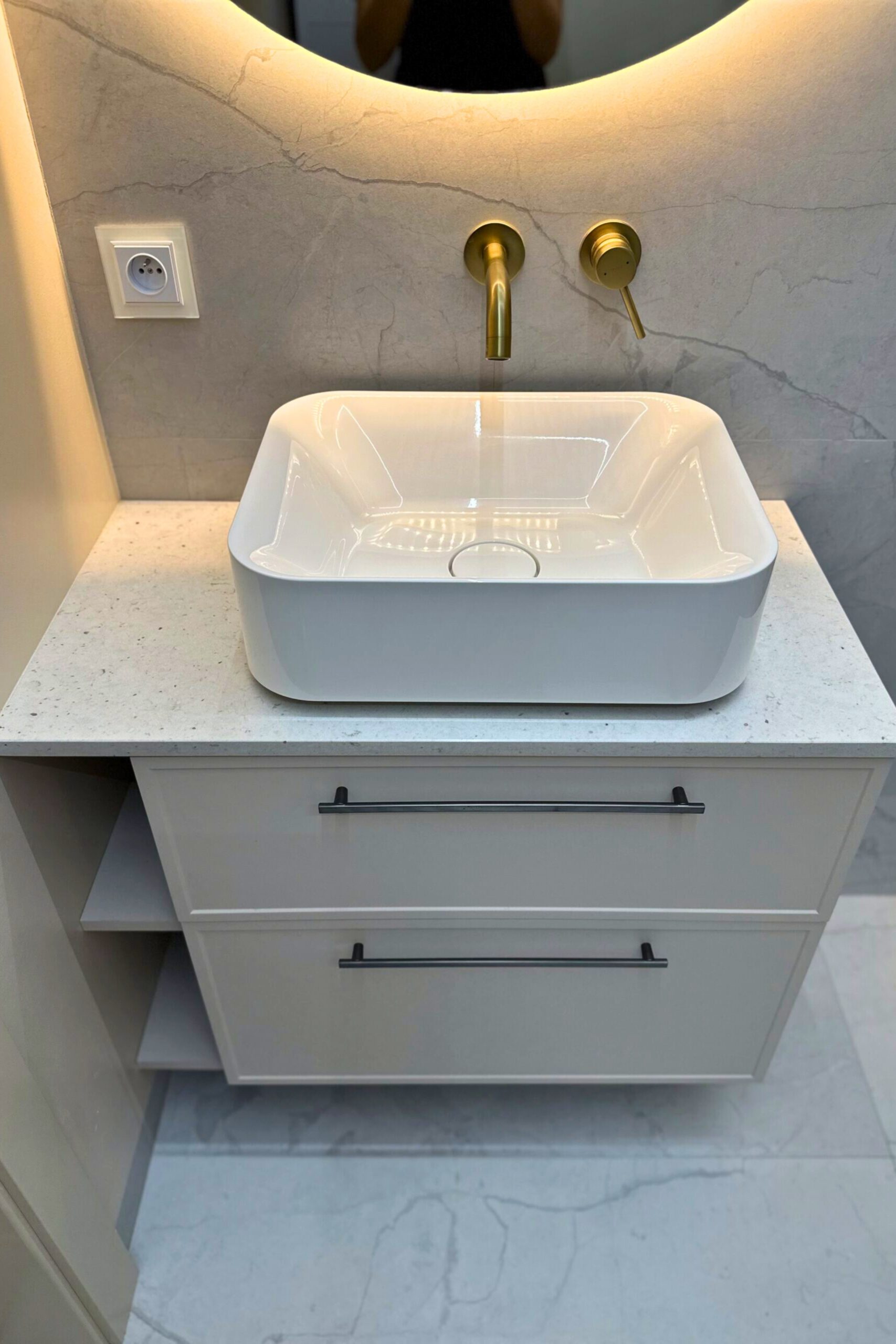 Kamienny blat do kuchni – projekt w Warszawie. Odporność na ciepło, wilgoć i codzienne użytkowanie.