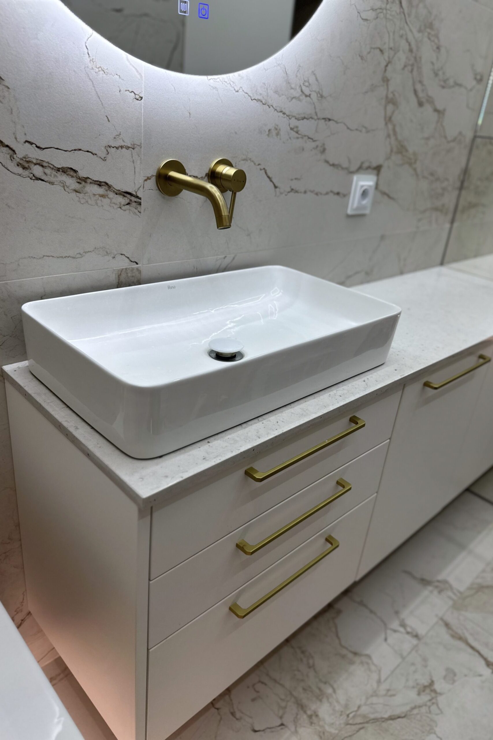 Realizacja w Warszawie – blat kuchenny z granitu. Doskonała jakość i perfekcyjne wykończenie.