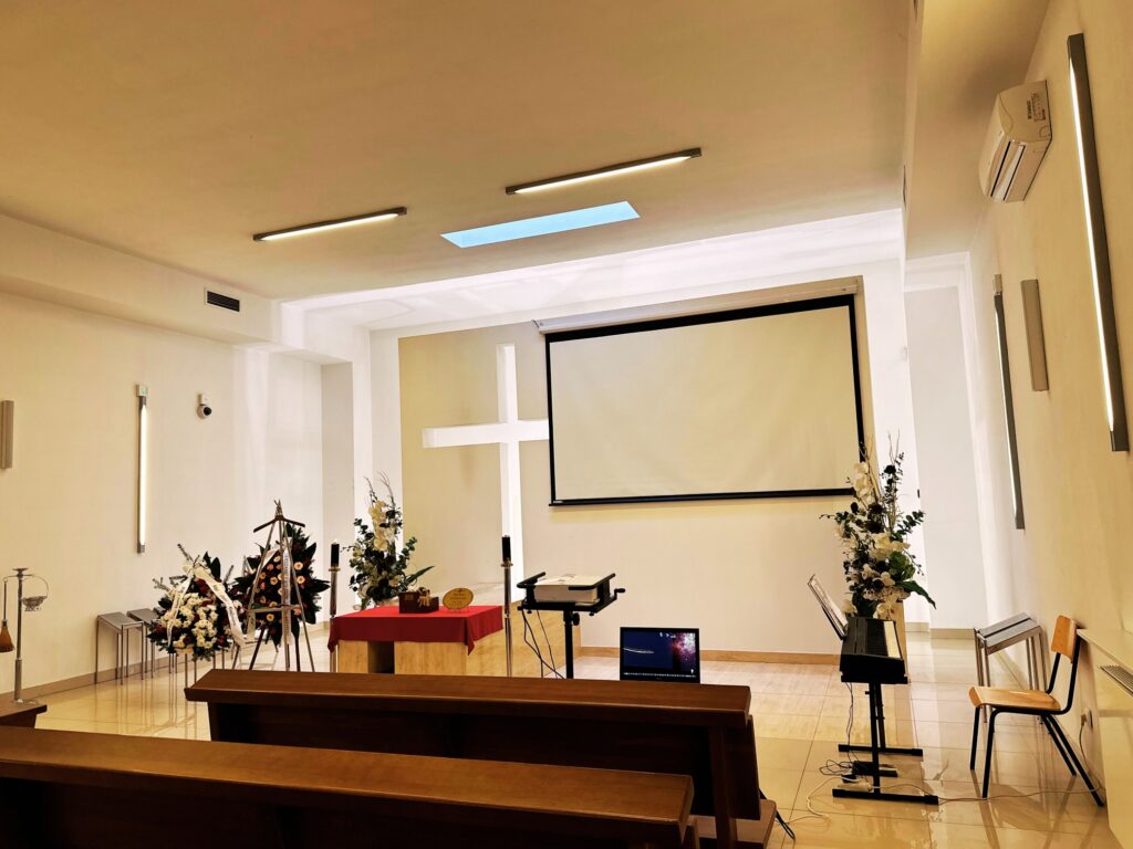 Elegancko przygotowana kaplica do ceremonii świeckiej – minimalistyczna oprawa, stonowane dekoracje i godna atmosfera ostatniego pożegnania bez charakteru religijnego