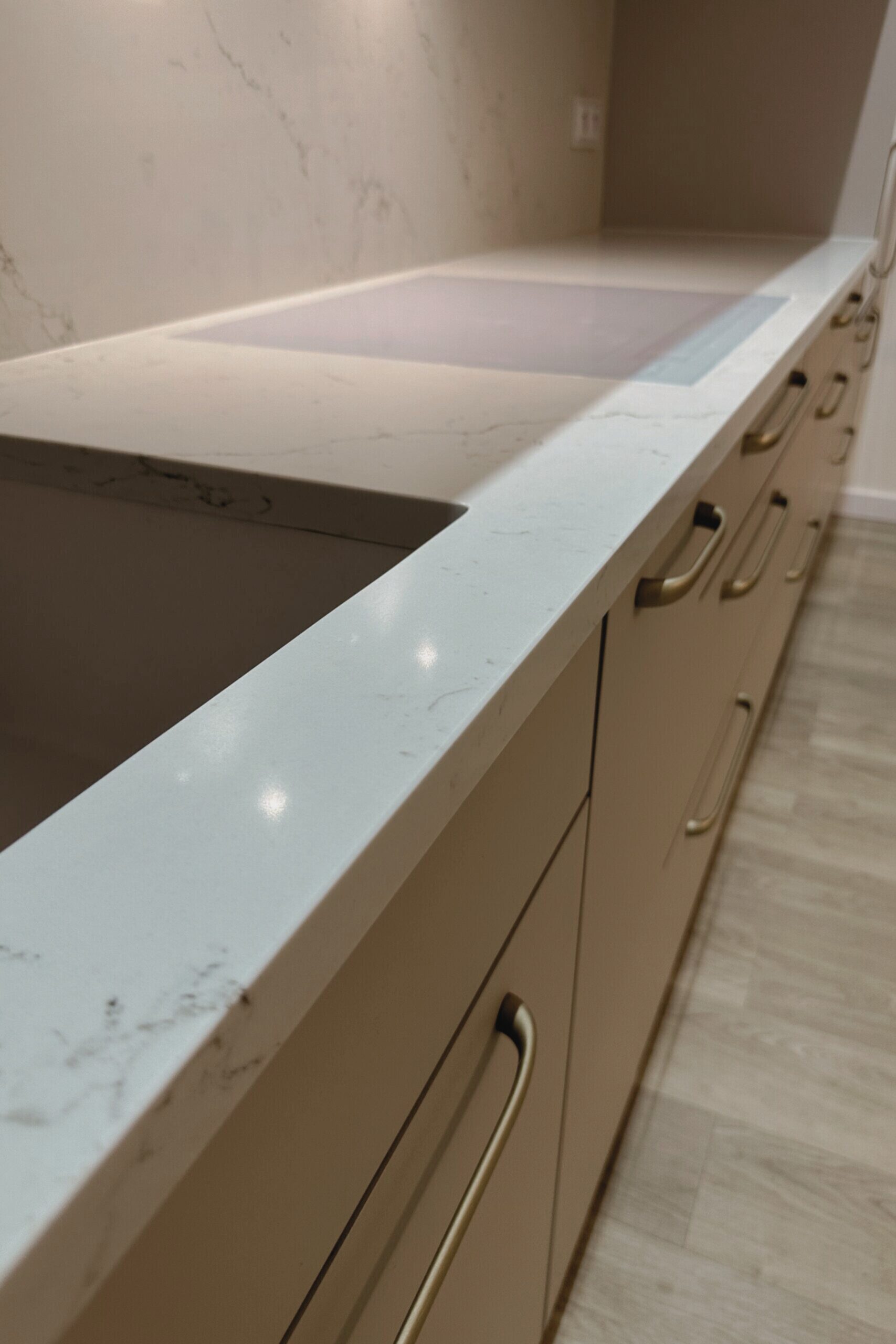 Nowoczesny blat kuchenny z konglomeratu kwarcowego w Warszawie. Idealne połączenie stylu i funkcjonalności.