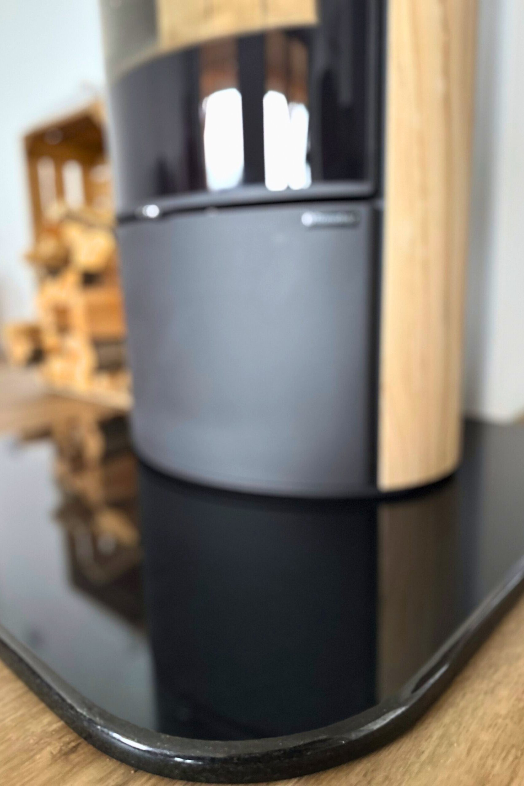 wykonanie podłoża z kamienia wokół kominka. Trwałe, estetyczne i odporne na wysoką temperaturę wykończenie.