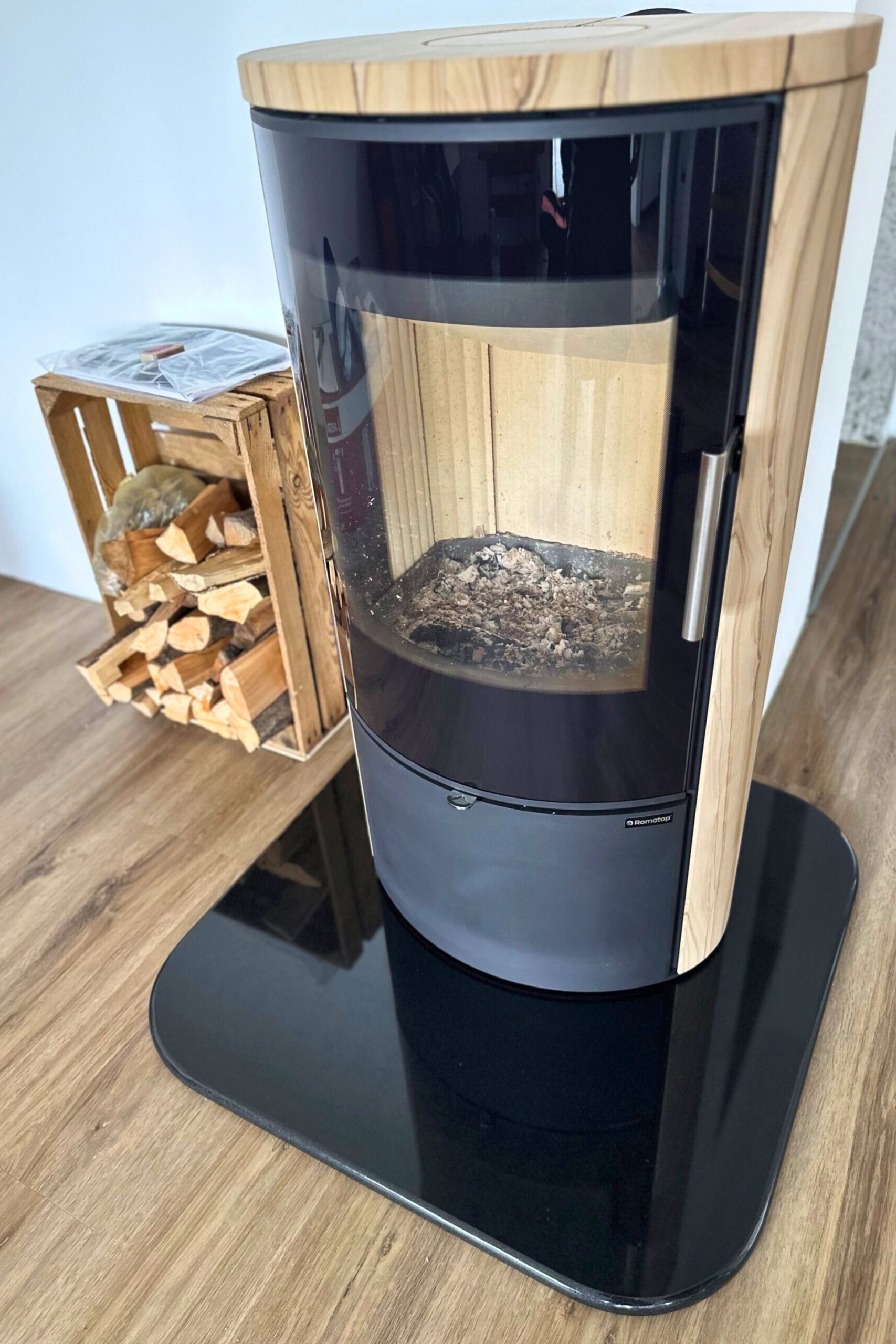 wykonanie podłoża z kamienia wokół kominka. Trwałe, estetyczne i odporne na wysoką temperaturę wykończenie.