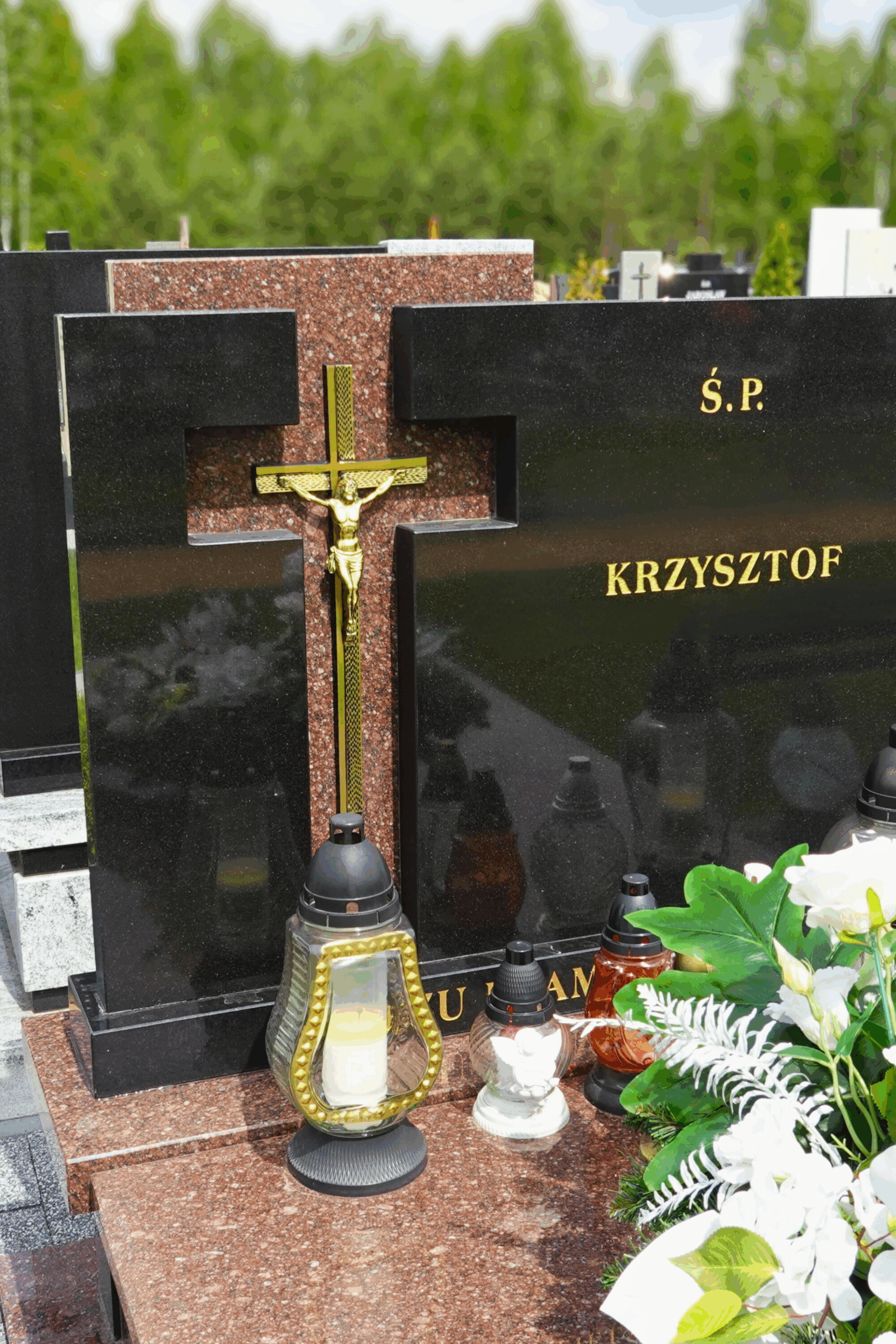 Czarny nagrobek granitowy o głębokiej barwie i wysokim połysku. Elegancka forma sprawia, że pomnik wygląda niezwykle dostojnie i podkreśla powagę miejsca spoczynku.