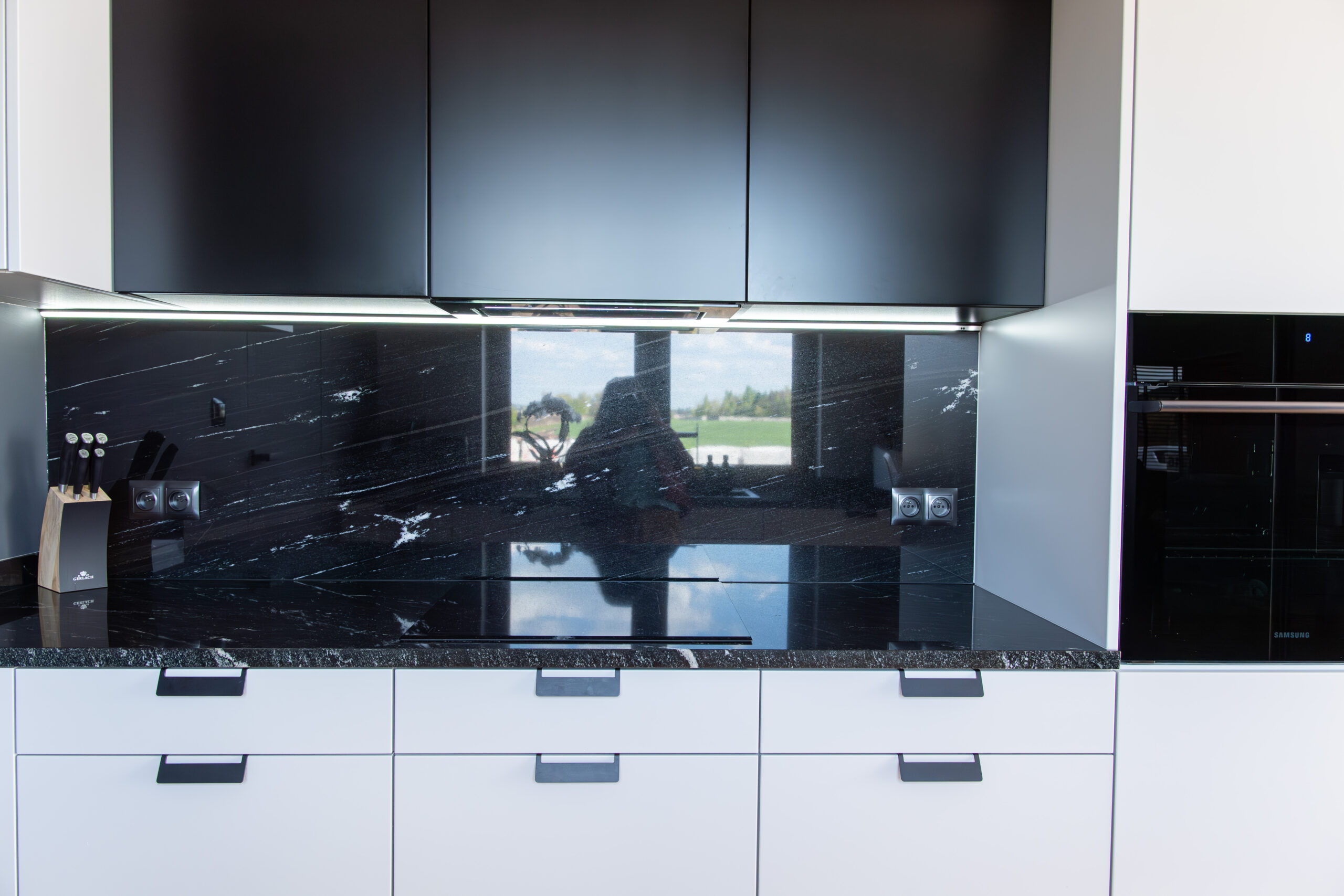 Czarna kuchnia z witryną i lamelami na wymiar | Realizacja