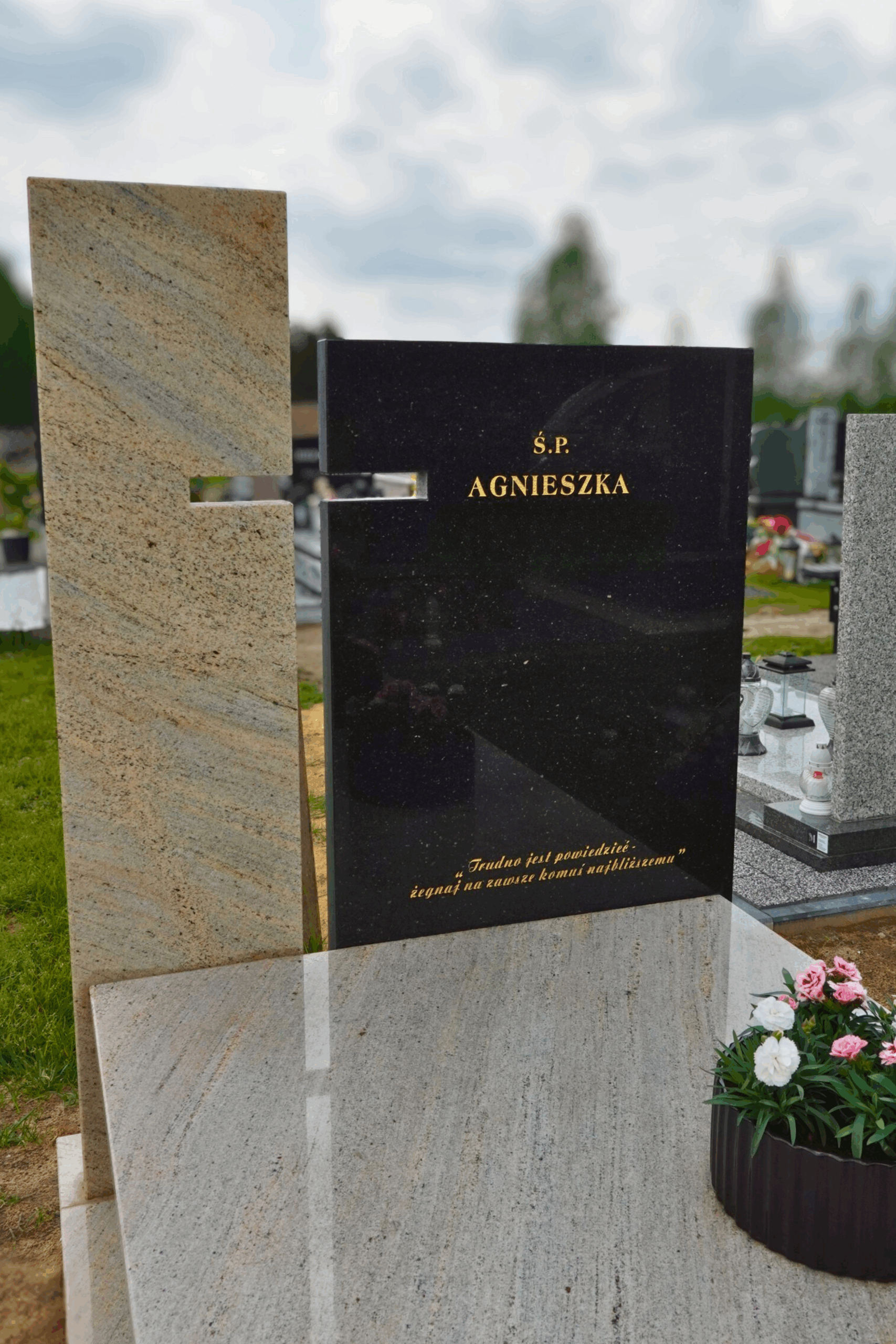 Czarny nagrobek granitowy o eleganckim połysku