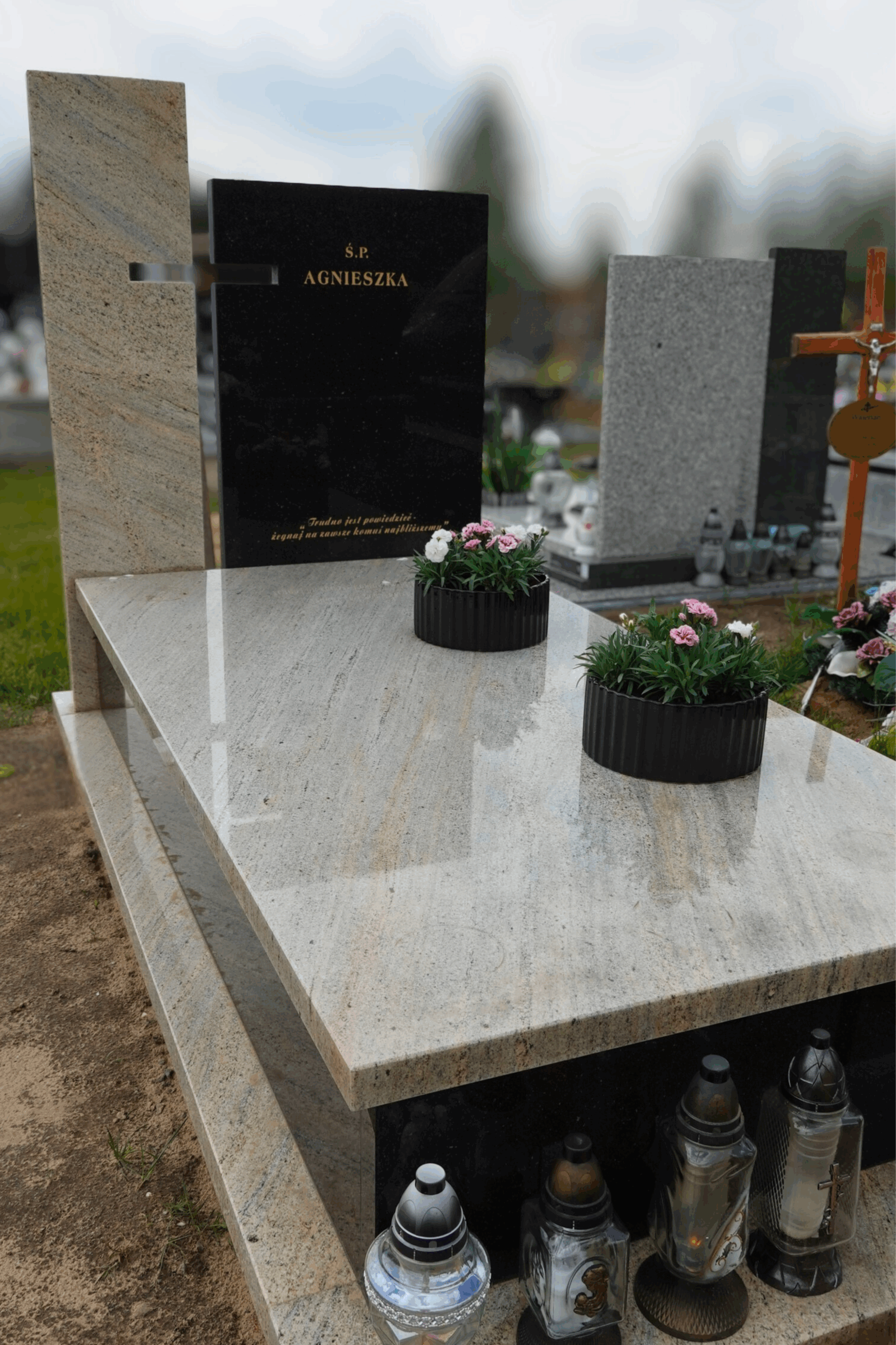 Nagrobek granitowy z artystyczną rzeźbą, pomnik z kamienia naturalnego