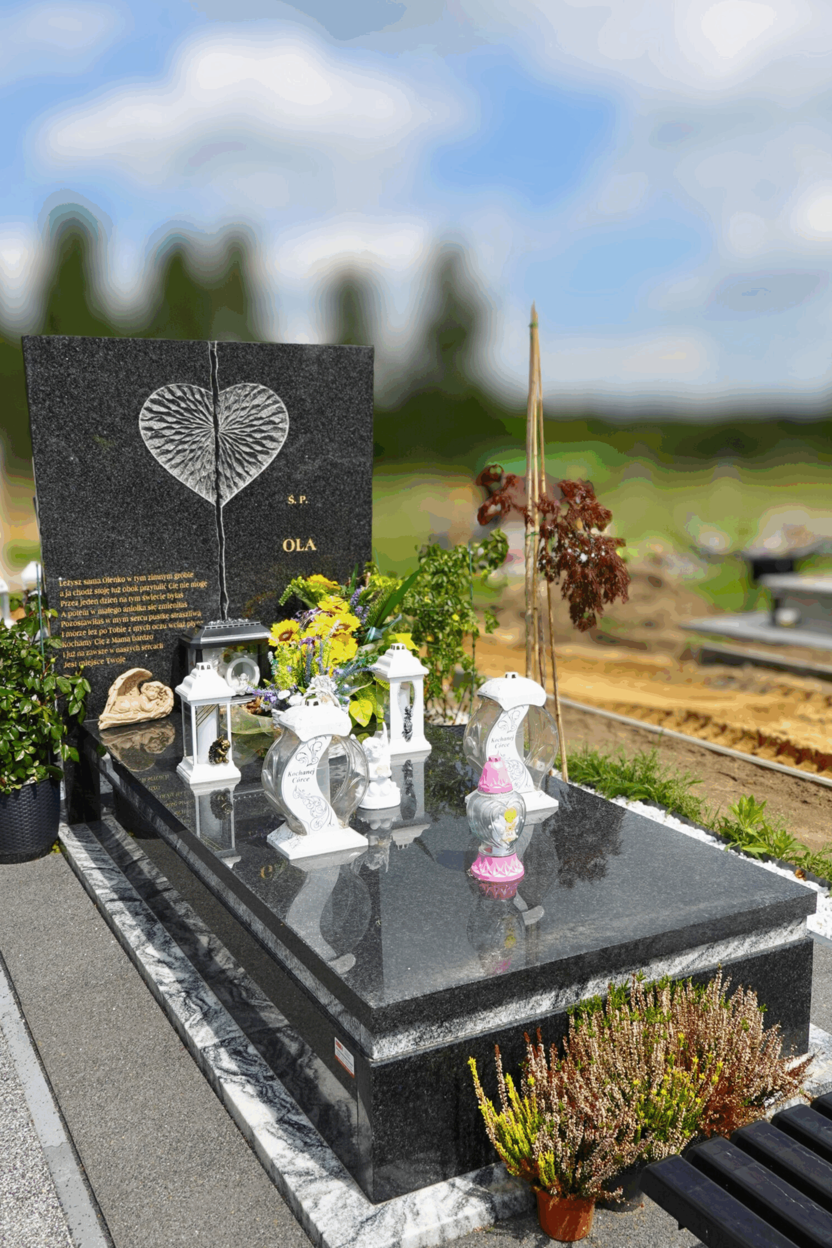 Klasyczny nagrobek granitowy z polerowanego kamienia