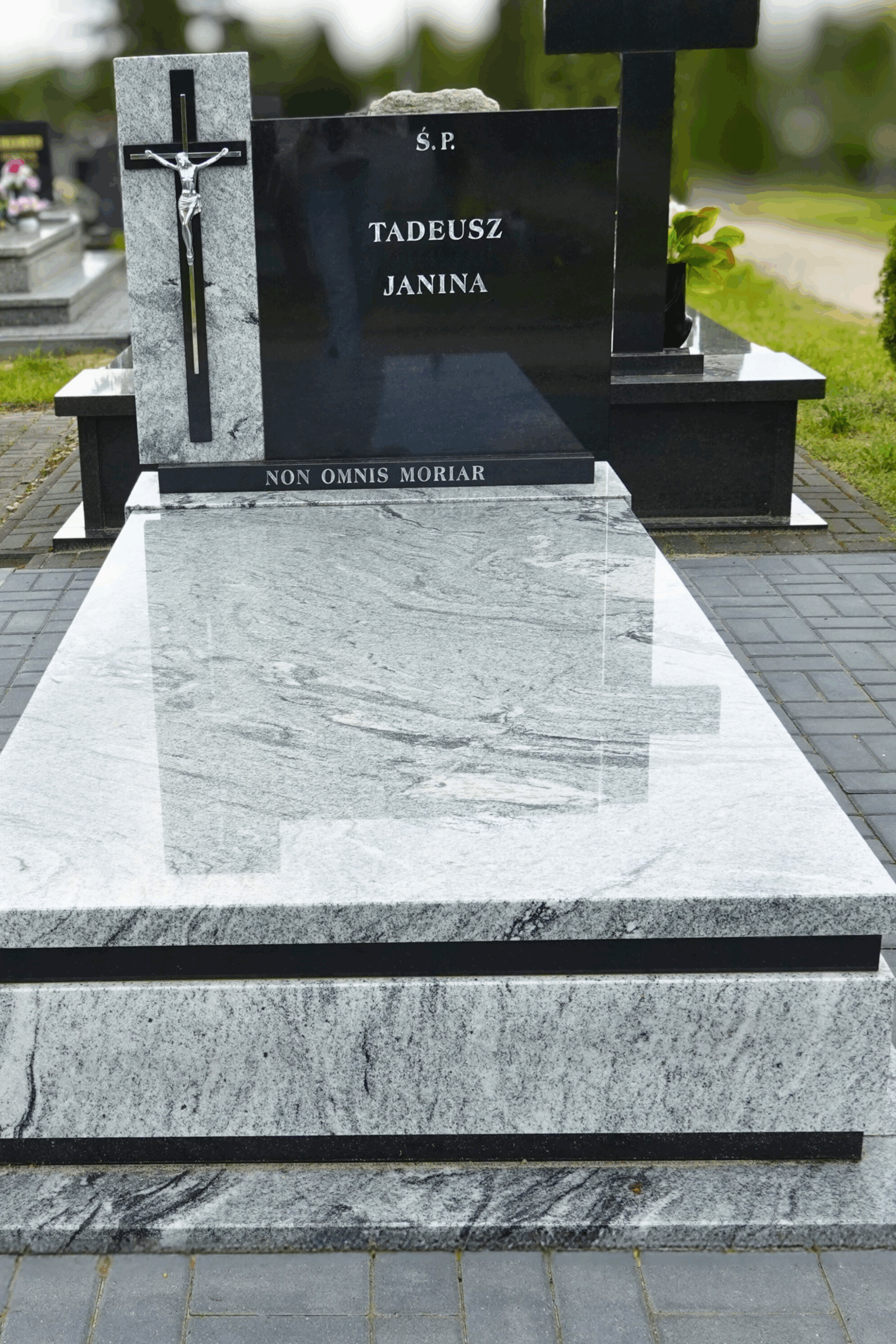 Nagrobek granitowy pojedynczy w klasycznej formie, wykonany z trwałego kamienia