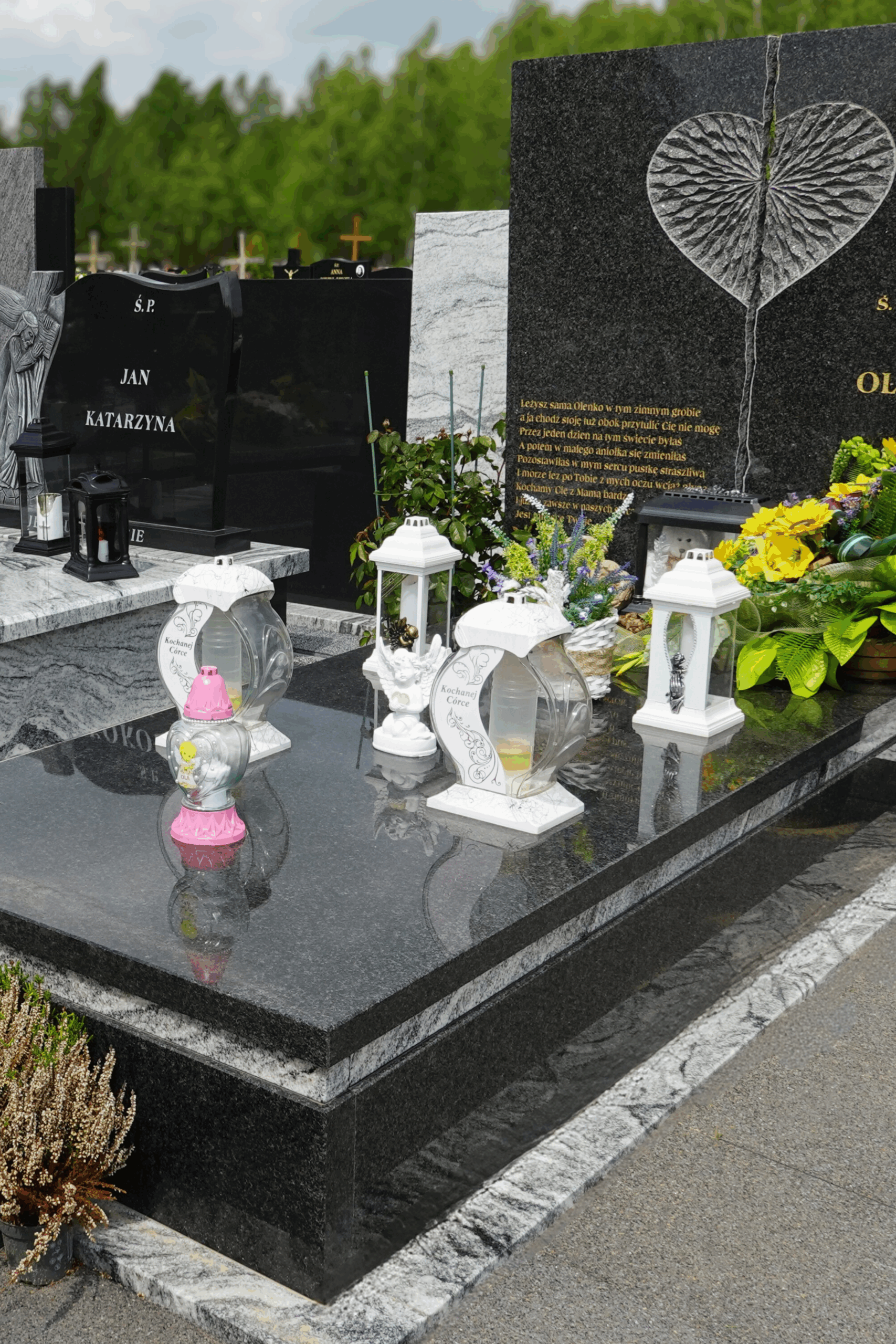 Nowoczesny nagrobek granitowy o minimalistycznym kształcie