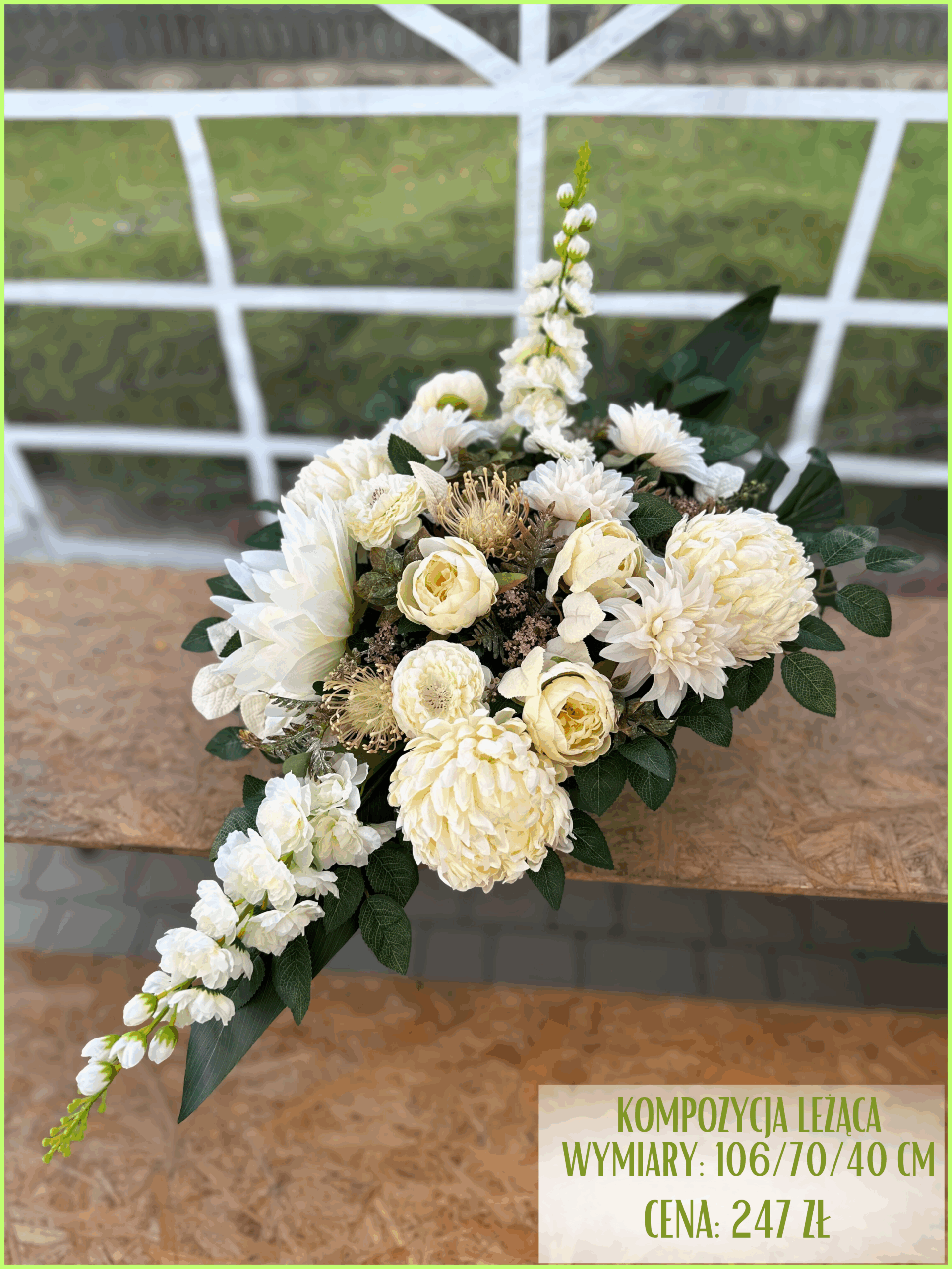 Aranżacja nagrobna z chryzantem i dodatkami w kremowych barwach